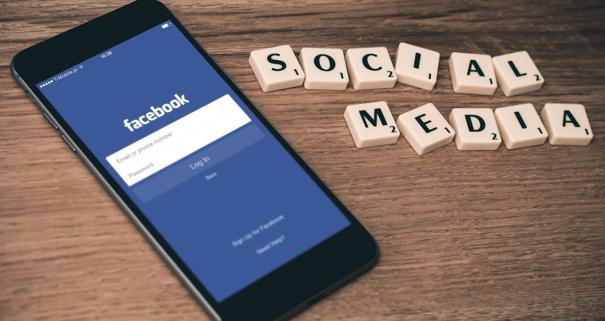 Social media, facebook, smartphone — Focus on Your Clients While White Label Facebook Ads Handles Campaigns