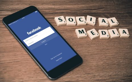 Social media, facebook, smartphone — Focus on Your Clients While White Label Facebook Ads Handles Campaigns